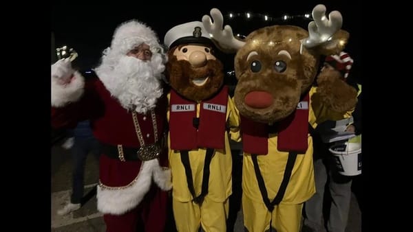 Record-Breaking Carols on the Quay Brings Christmas Cheer to Mudeford